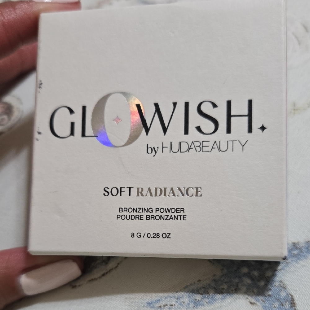 HUDA BEAUTY GloWish Soft Radiance Bronzing Powder In Light